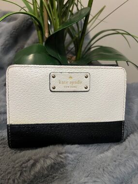kate Spade White and Black Wallet GUC